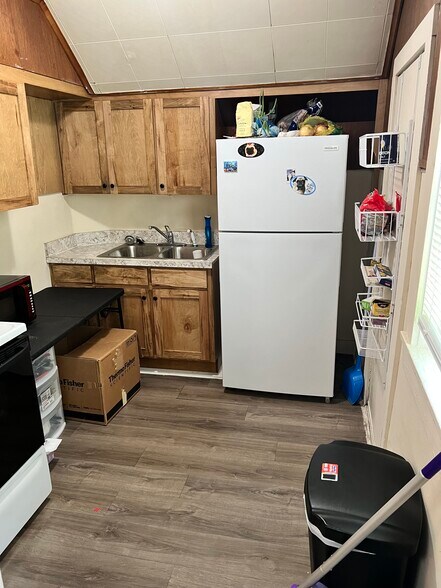 Kitchen - 913 W High St