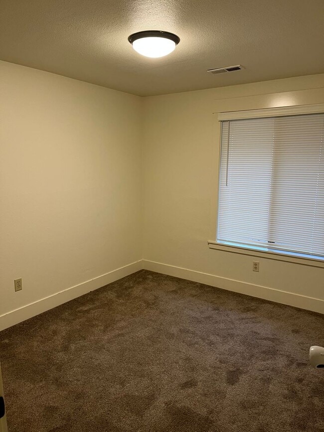 Building Photo - 4 Bedrooms with BONUS Office Space