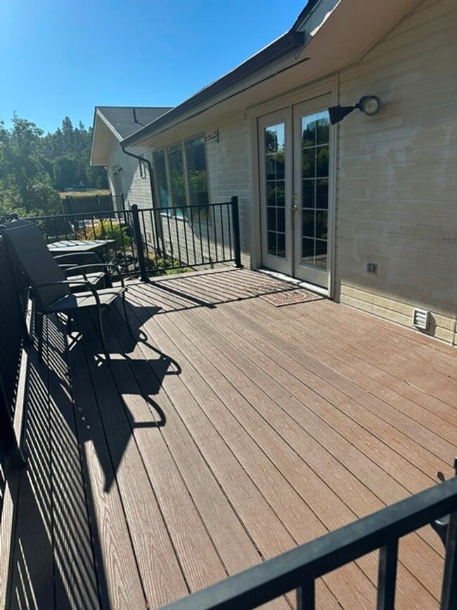 Building Photo - 4 Bedroom home with acreage