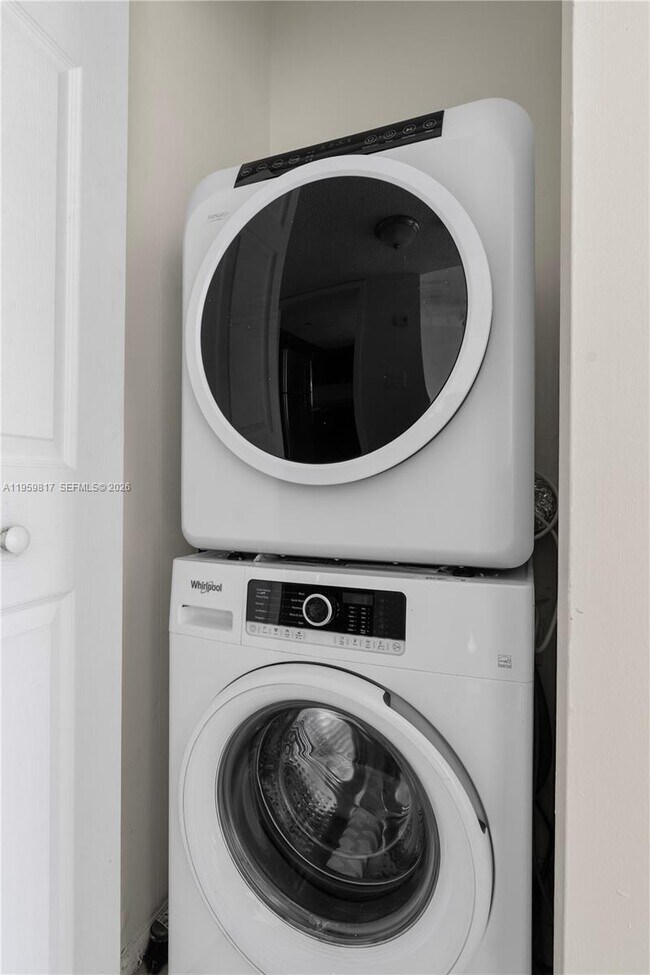 Building Photo - 4164 Inverrary Dr