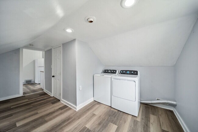 Building Photo - 132 Akin Ave