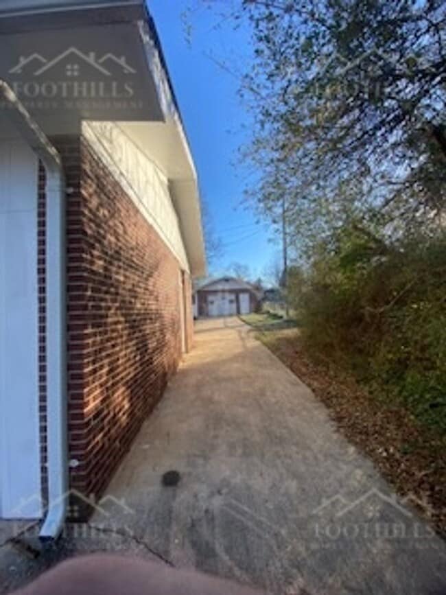 Building Photo - 1010 Belhaven Rd