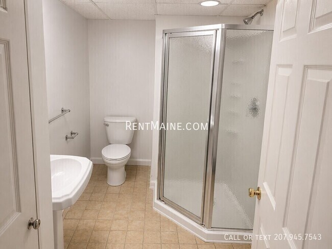 Building Photo - 104 Main St