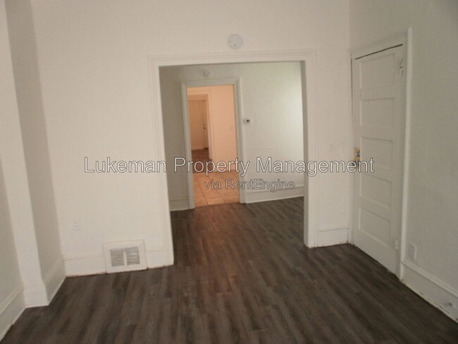 Building Photo - 932 S Park St