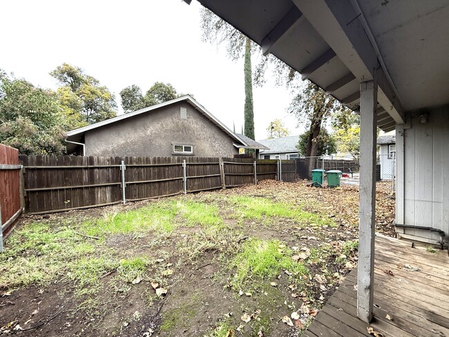 Building Photo - 612 W 2nd Ave