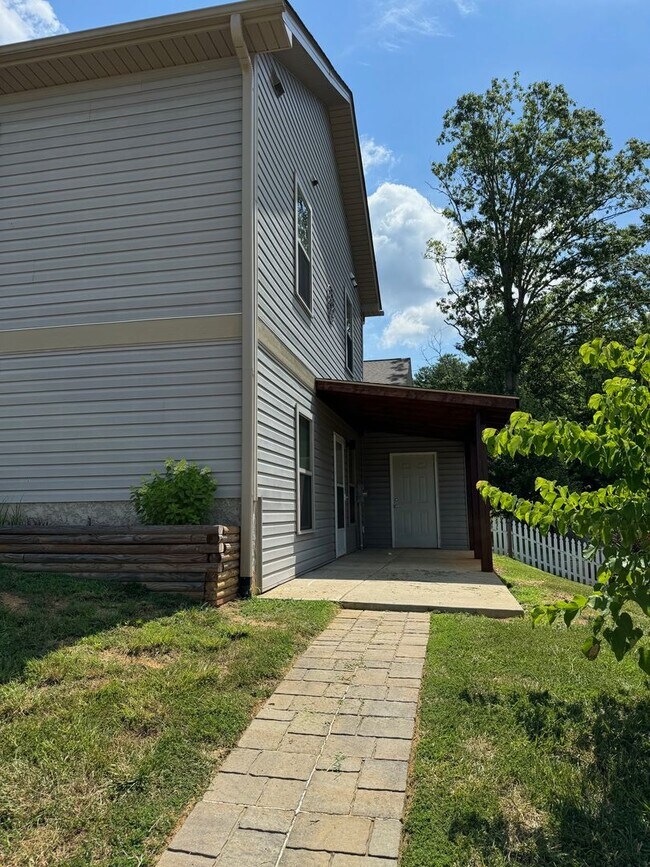 Building Photo - Weaverville - Modern, Three Bedroom, Fenced Yard