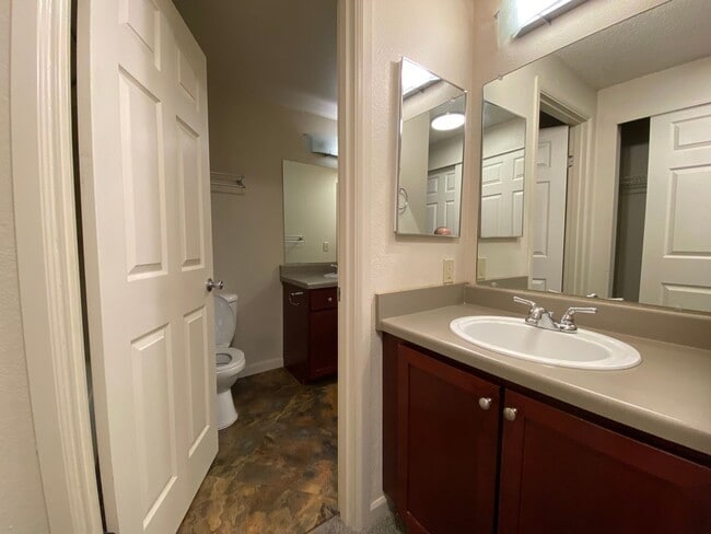 Building Photo - Practical 3 bedroom Des Moines Condo