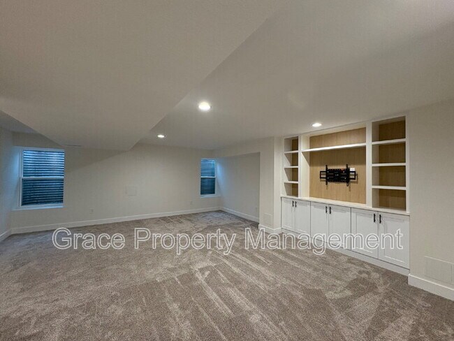 Building Photo - 352 Galapago St