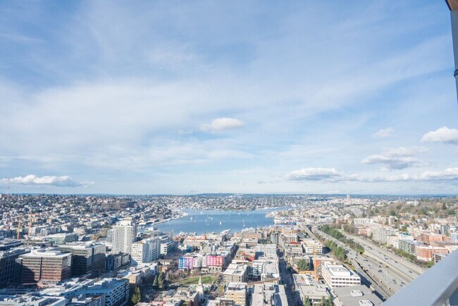 Building Photo - 2Bd/2Ba Seattle Condo