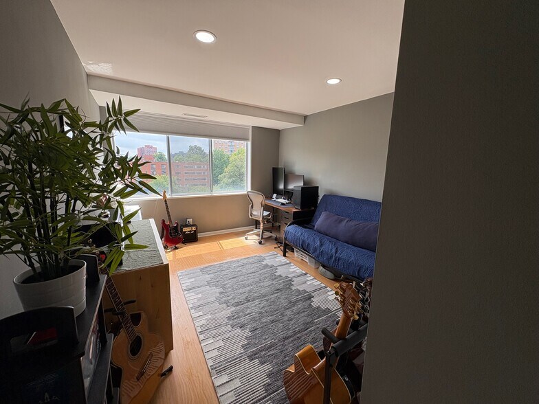 secondary bedroom with window view - 4977 Battery Ln