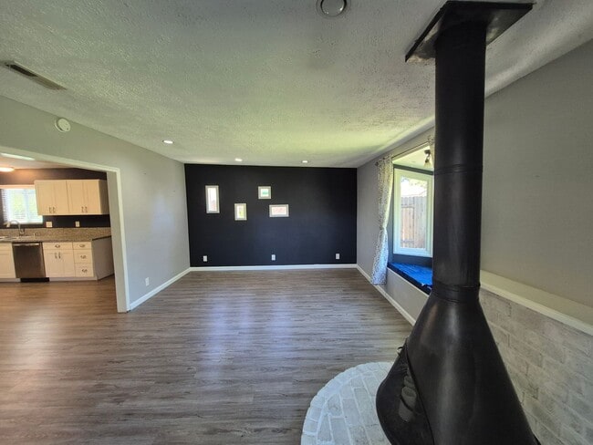 Building Photo - 3 Bedroom Orangevale Home