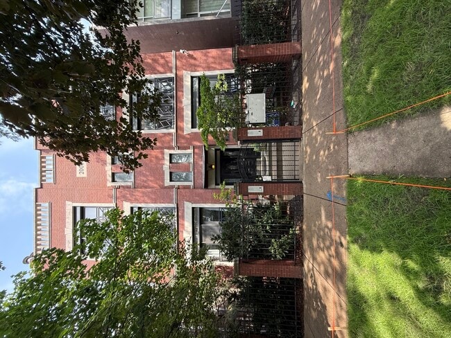 Primary Photo - 2212 W Huron St