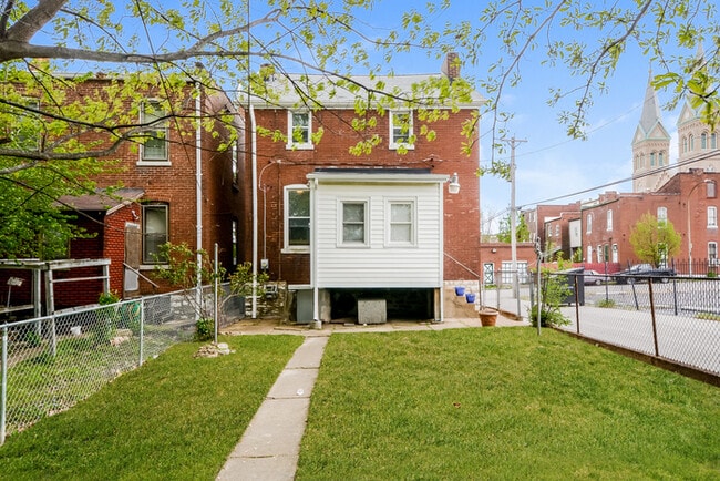 Building Photo - Fantastic 3bd/2ba home! Coming soon!