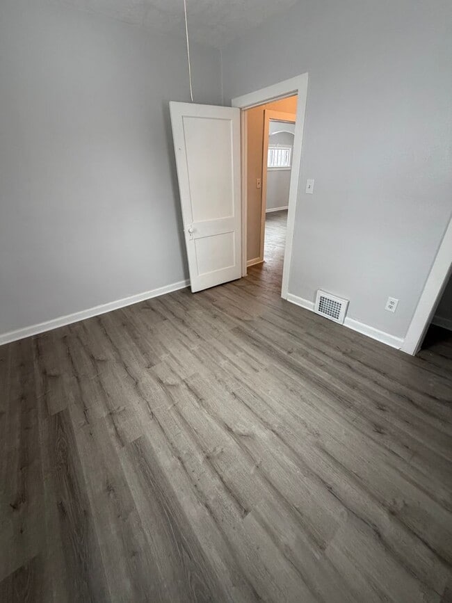 Building Photo - 624 N Lewis Ave