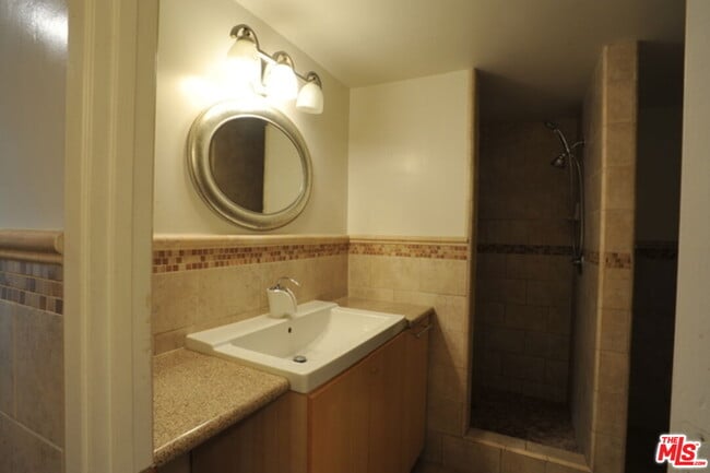 Building Photo - 318 N Maple Dr