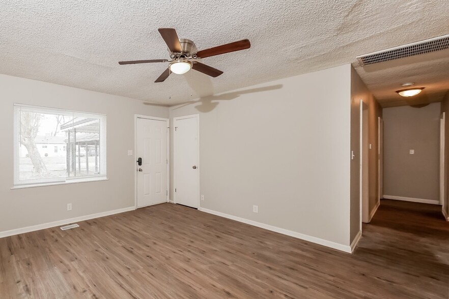 Building Photo - 4709 E 33rd St