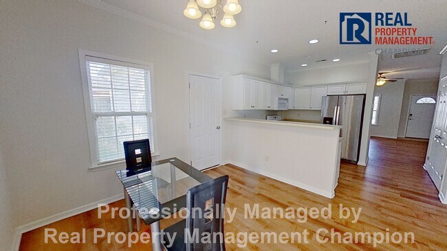 Building Photo - Charming 3 BD/2 BA Home w/Split Bedroom La...