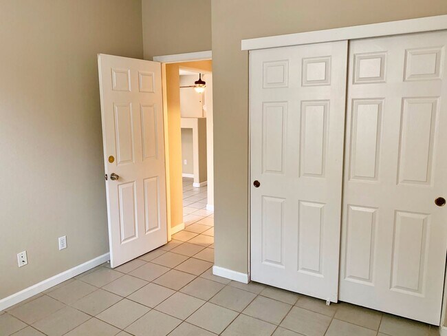 Building Photo - Beautiful Brentwood home with bed and full bath downstairs