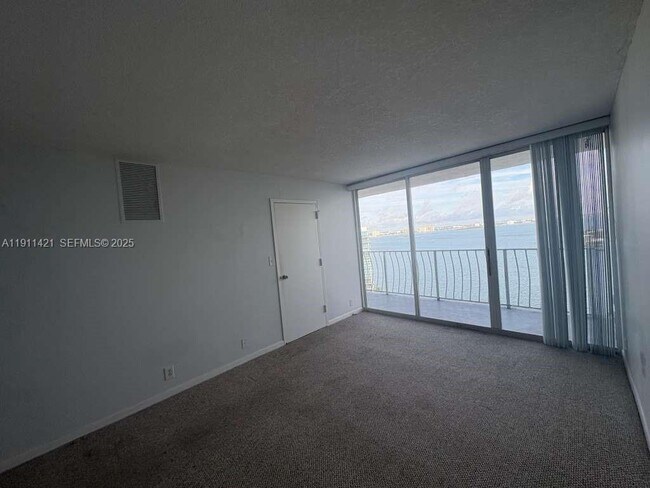 Building Photo - 7601 E Treasure Dr