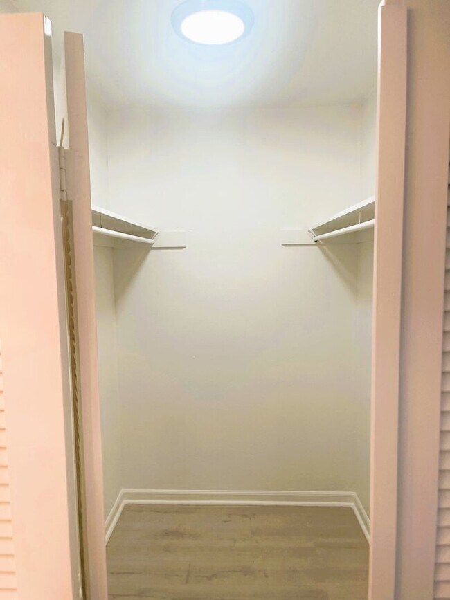 Building Photo - Updated 1 Bedroom 1 Bath Condo - Steps fro...