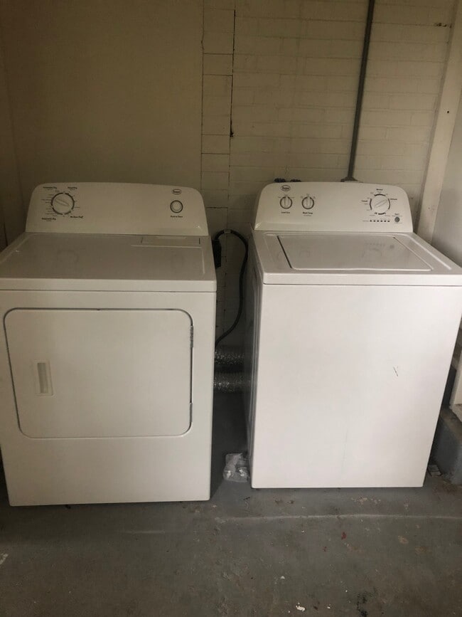 Building Photo - 300 Catherine Ave