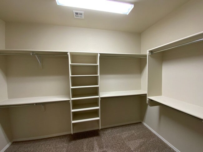 Building Photo - 4 Bedroom Single Story Home Available Near...