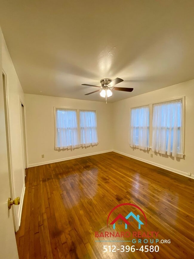 Building Photo - Available Now: 2 bed/1 bath with Fenced Ya...