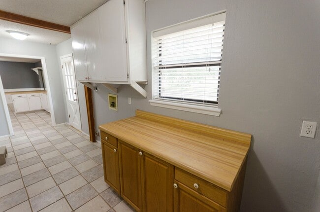 Building Photo - Wonderful Country Living close to town AVAILABLE NOW!