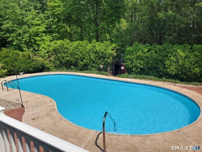 Building Photo - 10 Candlewood Ln