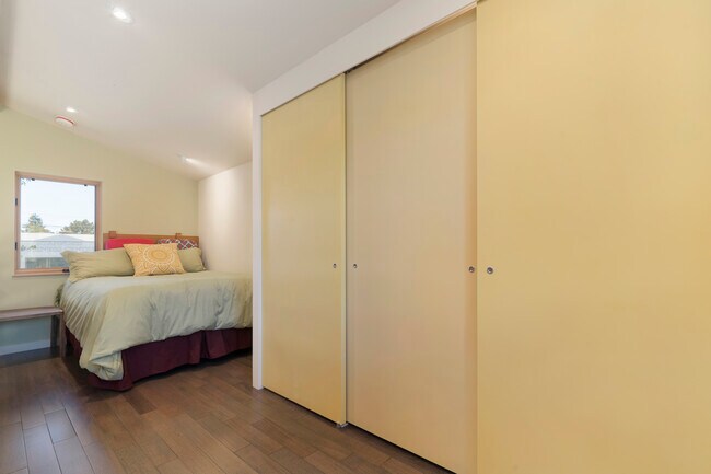 Bedroom loft to west; huge closet - 952 60th St