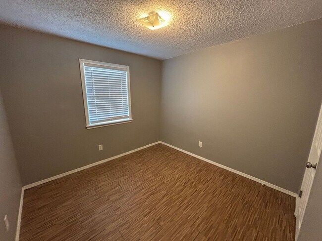 Building Photo - Come take a look at this 3-bedroom 1.5-bat...