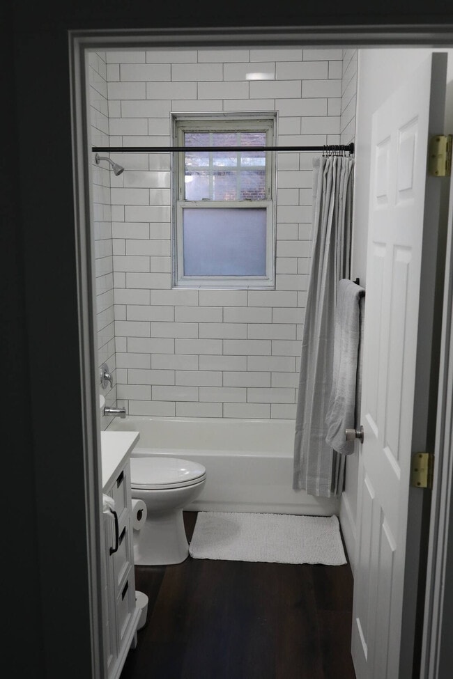 Building Photo - 528 Bond Ave