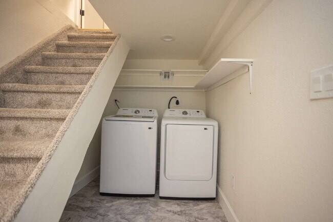 Building Photo - 300 N Inca St