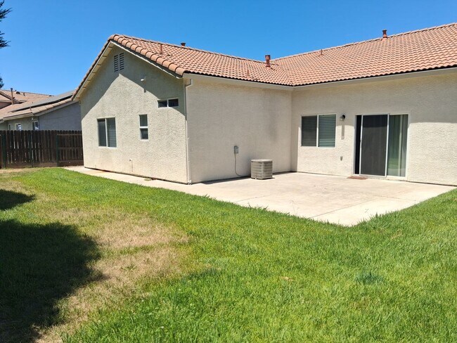 Building Photo - 3 Bedroom 2 Bath in a Gated Community - Available now