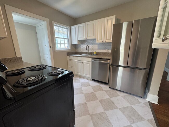 Building Photo - 2213 Chesterfield Ave
