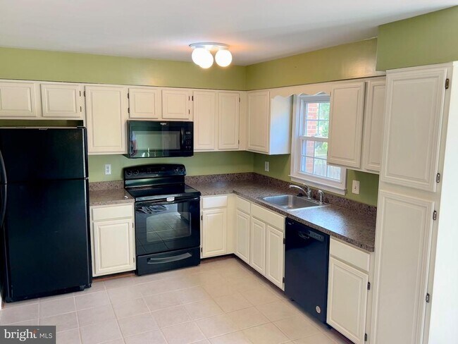 Building Photo - 12052 Stallion Ct