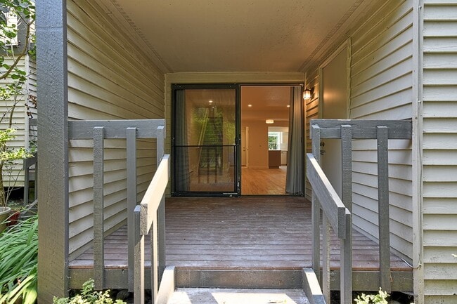 Building Photo - Stylishly Remodeled Condo in Prime Center Park Location