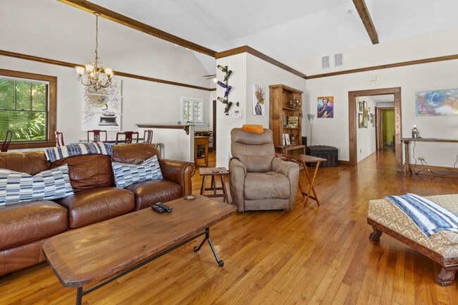 Building Photo - 204 NE 3rd Ave