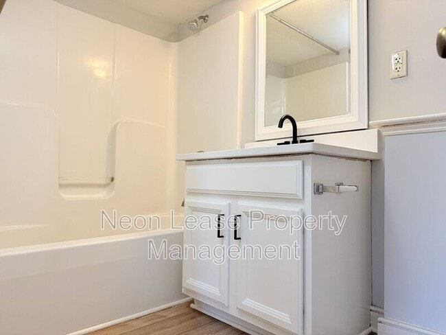 Building Photo - 133 NW Front St