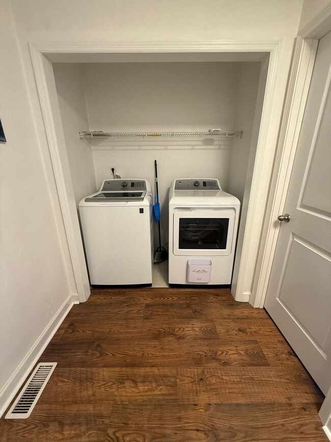 Building Photo - 2/2.5 Townhouse off of Tharpe st! Central ...
