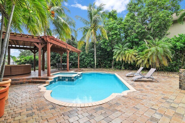 Building Photo - 10703 Versailles Blvd