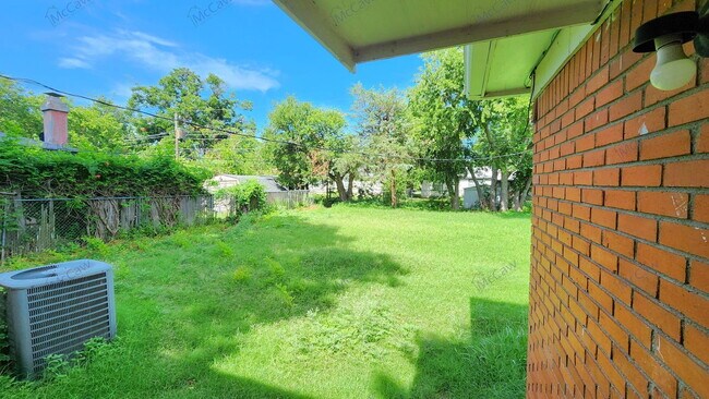 Building Photo - 816 Sandell Dr