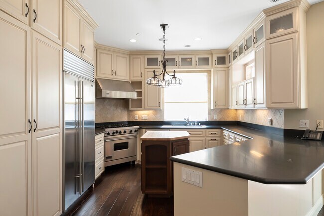 Building Photo - 620 13th St