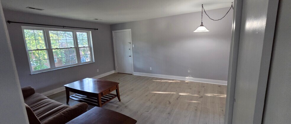 Building Photo - 4050 Forest Hill Ave