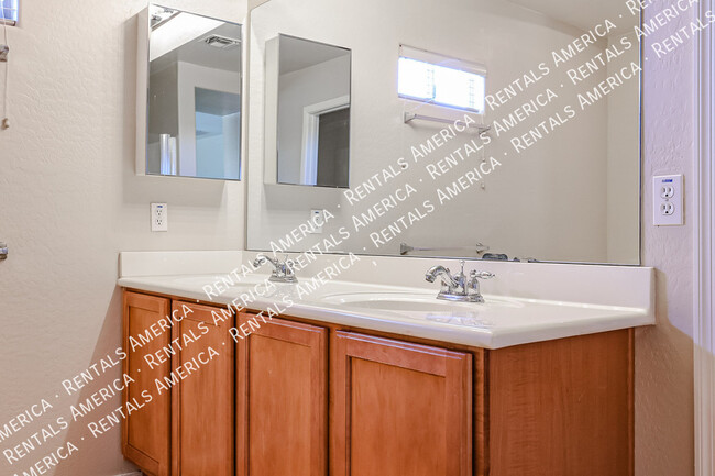 Building Photo - 910 S 118th Ln