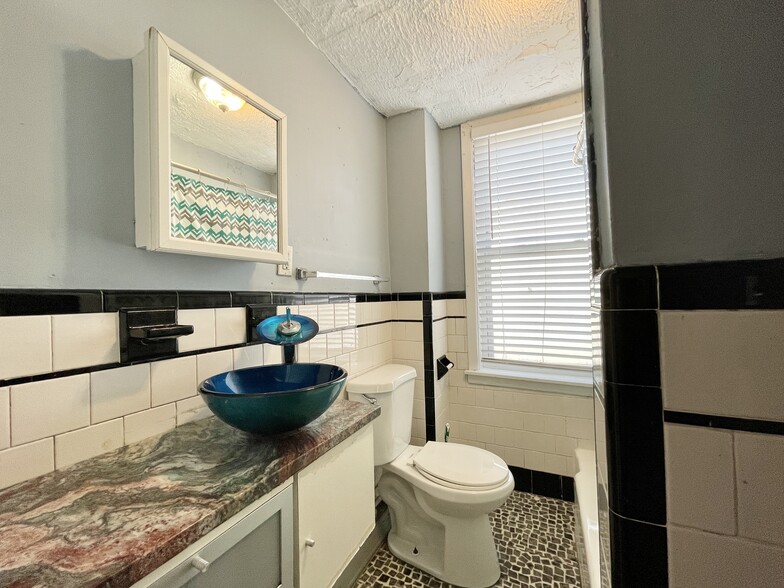 Building Photo - 48 America St