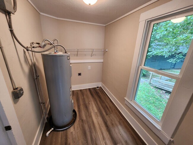 Building Photo - Spacious 3-Bedroom, 1-Bathroom Home AVAILABLE NOW!!