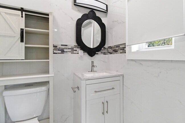 Building Photo - 925 Plainfield Ave