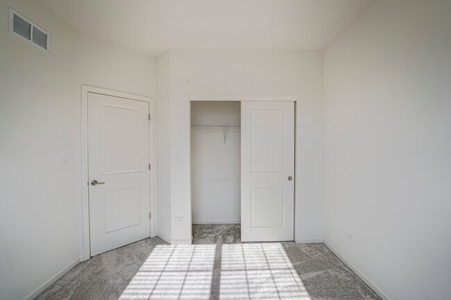 Building Photo - 2945 Showplace Dr