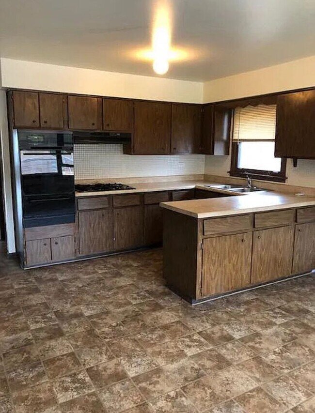 Building Photo - 344 Yates Ave